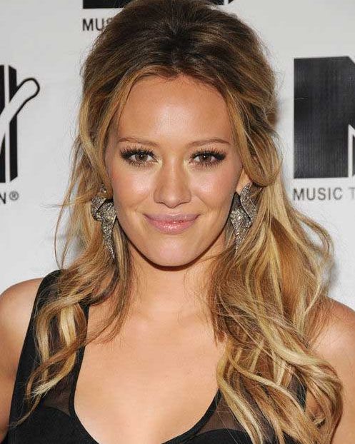 Hilary Duff Long Blonde Hair In Wavy Ombre Effect Hairstyle