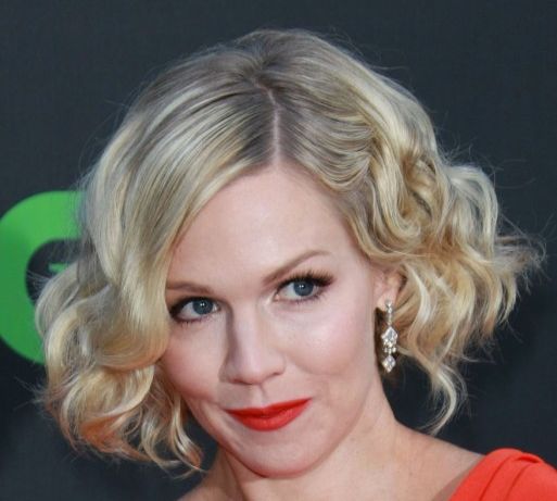 Jennie Garth Blonde Hair In Short Playful Curly Bob Hairstyle Uk Uk 