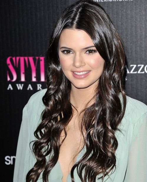 kendall-jenner-black-hair-in-long-curly-hairstyle-for-teens